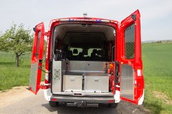  Ford Transit Geräteraum mit Riffelblech bis zur Fensterbrüstung verkleidet,zwei Aluwannen mit einer Befestigung (8)